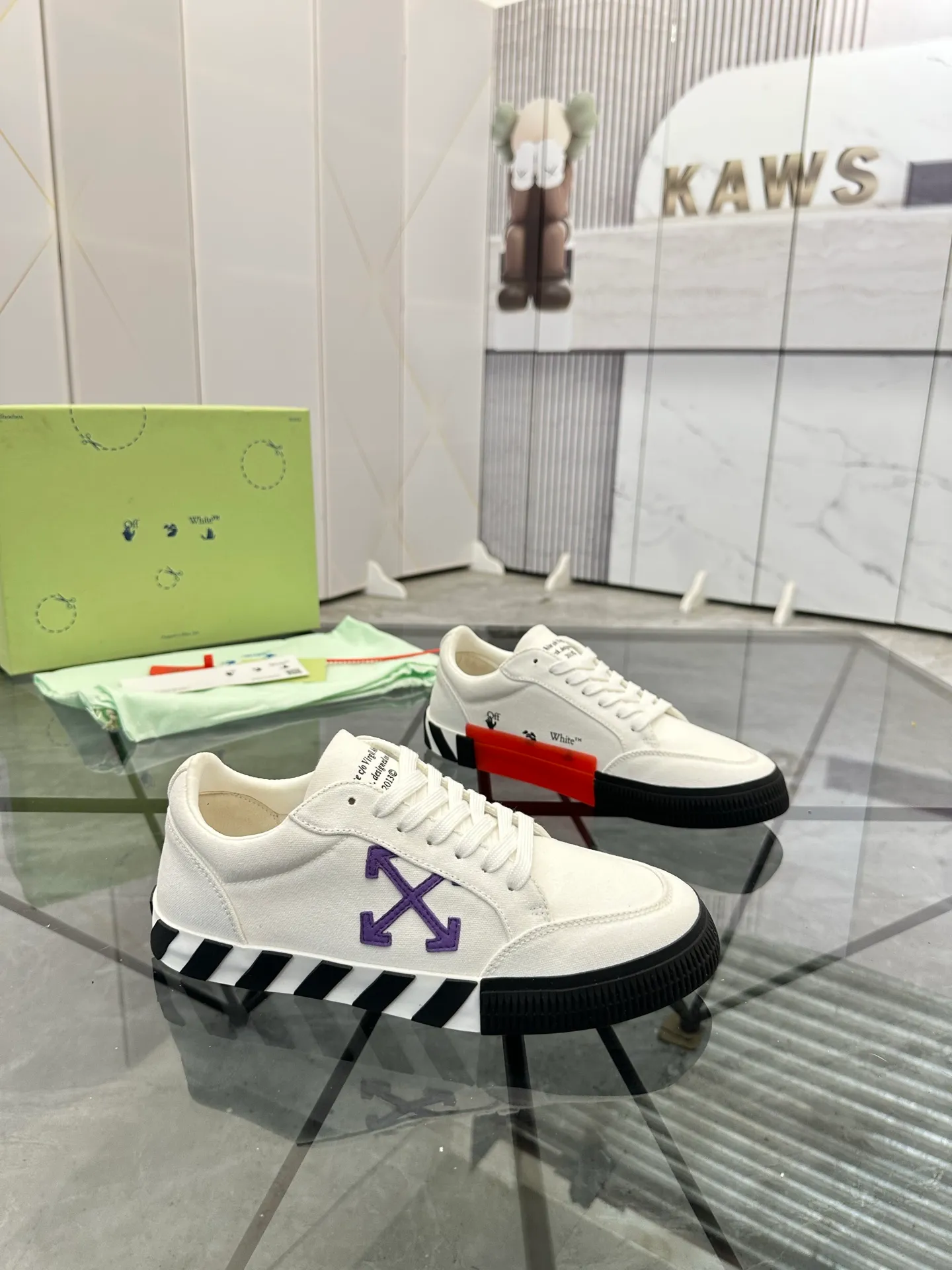 Selling men's shoes 💰: 💰P440¥ Product trademark: OFF WHITE *"OFF WHITE*" low-top casual shoes Regular size: 35-45 (can be customized to 46) Couple style Product materials: original material from the upper counter, breathable lining, original outsole. No.: H203